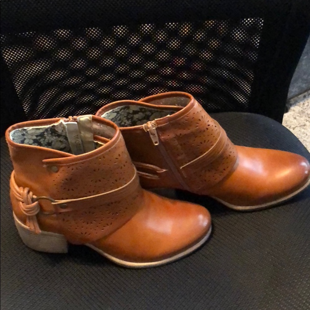 Ankle boots